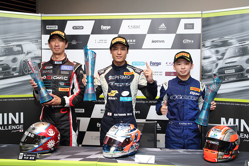 予選の結果、ポールポジションは96号車の山田遼選手が獲得。2位は16号車の一條拳吾選手、3位は32号車の村田信博選手となった。本戦では激しい雨が降り、赤旗中断になったため決勝レースの結果は予選結果がそのまま反映される形に