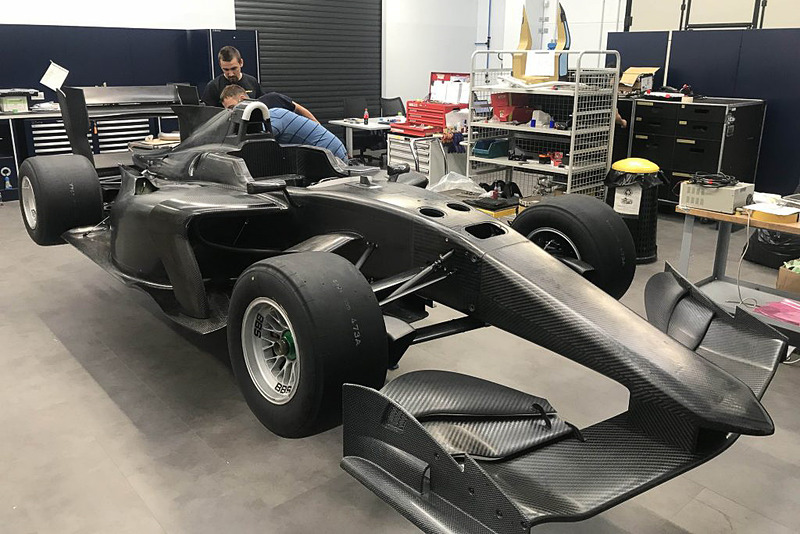 「クイック＆ライド」という基本コンセプトを踏襲し、“同レベルのエンジンパワーを有するシングルシーターカーの中で世界的に最も軽量な車両の1つ”となるSF19