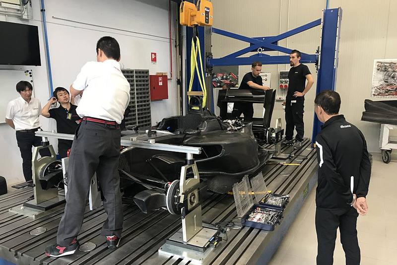 「クイック＆ライド」という基本コンセプトを踏襲し、“同レベルのエンジンパワーを有するシングルシーターカーの中で世界的に最も軽量な車両の1つ”となるSF19