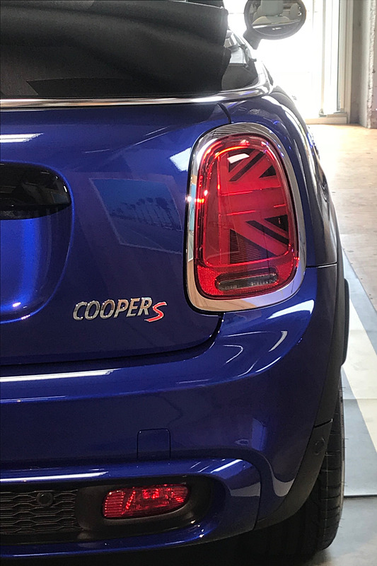 ミニのテールランプ。ユニオンジャックが浮き出る細工が施されている