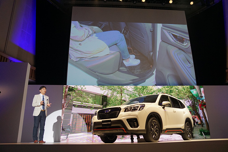 実際にモデルが後席に乗り降りして、乗降性のよさを示した