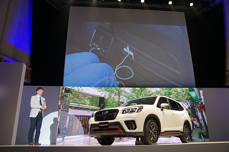 実際にモデルが後席に乗り降りして、乗降性のよさを示した