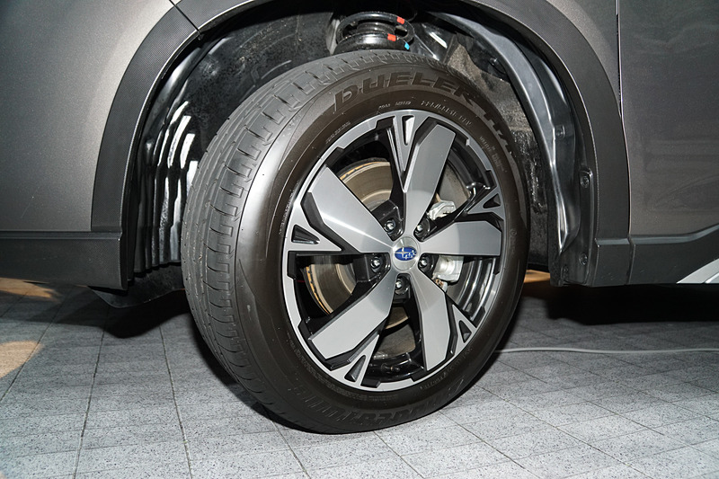 「e-BOXER」のバッヂなどを配した「Advance」