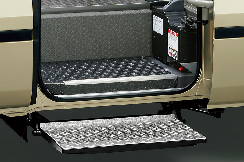 センタードアステップ（電動格納式補助ステップ）