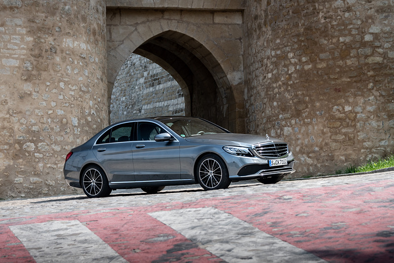 直列4気筒1.5リッターターボエンジンにマイルドハイブリッドシステムを組み合わせる「C 200」。ボディサイズは4686×1810×1442mm（全長×全幅×全高）、ホイールベースは2840mm。エンジンの最高出力は135kW（184PS）/5800-6100rpm、最大トルクは280N・m/3000-6100rpm。0-100km/h加速は7.7秒、最高速は239km/hというスペック