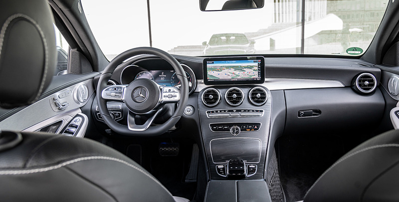 直列4気筒1.5リッターターボエンジンにマイルドハイブリッドシステムを組み合わせる「C 200」。ボディサイズは4686×1810×1442mm（全長×全幅×全高）、ホイールベースは2840mm。エンジンの最高出力は135kW（184PS）/5800-6100rpm、最大トルクは280N・m/3000-6100rpm。0-100km/h加速は7.7秒、最高速は239km/hというスペック