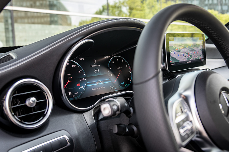 直列4気筒1.5リッターターボエンジンにマイルドハイブリッドシステムを組み合わせる「C 200」。ボディサイズは4686×1810×1442mm（全長×全幅×全高）、ホイールベースは2840mm。エンジンの最高出力は135kW（184PS）/5800-6100rpm、最大トルクは280N・m/3000-6100rpm。0-100km/h加速は7.7秒、最高速は239km/hというスペック