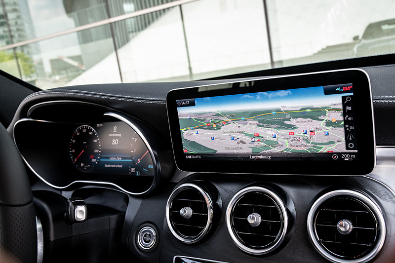 直列4気筒1.5リッターターボエンジンにマイルドハイブリッドシステムを組み合わせる「C 200」。ボディサイズは4686×1810×1442mm（全長×全幅×全高）、ホイールベースは2840mm。エンジンの最高出力は135kW（184PS）/5800-6100rpm、最大トルクは280N・m/3000-6100rpm。0-100km/h加速は7.7秒、最高速は239km/hというスペック