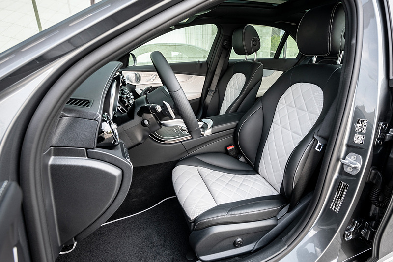 直列4気筒1.5リッターターボエンジンにマイルドハイブリッドシステムを組み合わせる「C 200」。ボディサイズは4686×1810×1442mm（全長×全幅×全高）、ホイールベースは2840mm。エンジンの最高出力は135kW（184PS）/5800-6100rpm、最大トルクは280N・m/3000-6100rpm。0-100km/h加速は7.7秒、最高速は239km/hというスペック