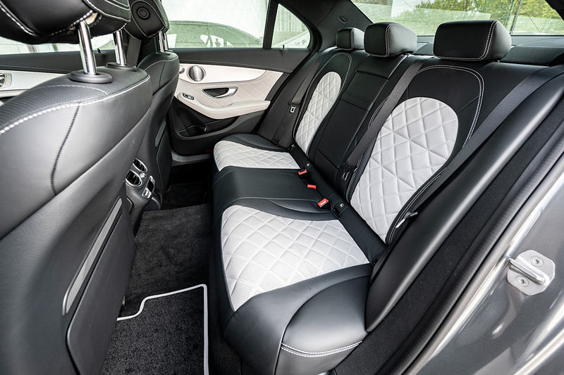 直列4気筒1.5リッターターボエンジンにマイルドハイブリッドシステムを組み合わせる「C 200」。ボディサイズは4686×1810×1442mm（全長×全幅×全高）、ホイールベースは2840mm。エンジンの最高出力は135kW（184PS）/5800-6100rpm、最大トルクは280N・m/3000-6100rpm。0-100km/h加速は7.7秒、最高速は239km/hというスペック