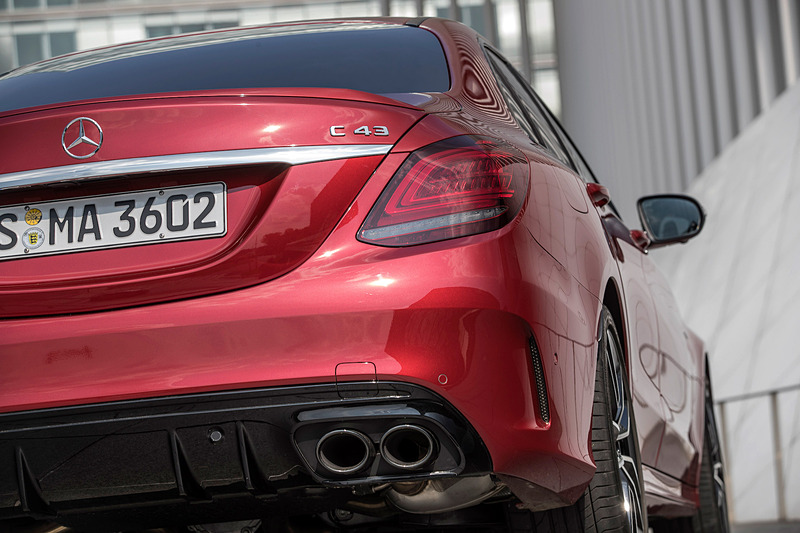 V型6気筒3.0リッターツインターボエンジンを搭載する「メルセデスAMG C 43 4MATIC」（セダン）。ボディサイズは4702×1810×1429mm（全長×全幅×全高）。最高出力は287kW（390PS）/6100rpm、最大トルクは520N・m/2500-5000rpm。0-100km/h加速は4.7秒、最高速はリミッターで250km/hに制限される