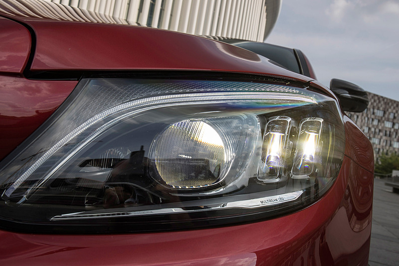 V型6気筒3.0リッターツインターボエンジンを搭載する「メルセデスAMG C 43 4MATIC」（セダン）。ボディサイズは4702×1810×1429mm（全長×全幅×全高）。最高出力は287kW（390PS）/6100rpm、最大トルクは520N・m/2500-5000rpm。0-100km/h加速は4.7秒、最高速はリミッターで250km/hに制限される