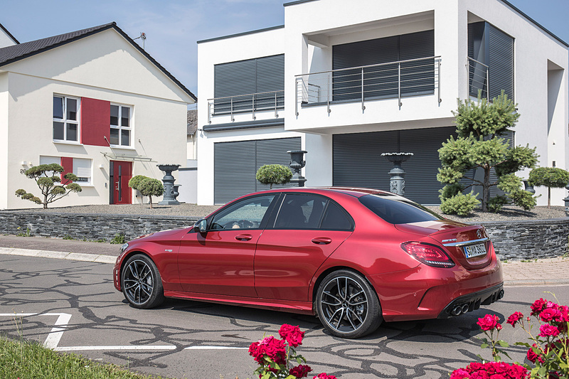 V型6気筒3.0リッターツインターボエンジンを搭載する「メルセデスAMG C 43 4MATIC」（セダン）。ボディサイズは4702×1810×1429mm（全長×全幅×全高）。最高出力は287kW（390PS）/6100rpm、最大トルクは520N・m/2500-5000rpm。0-100km/h加速は4.7秒、最高速はリミッターで250km/hに制限される