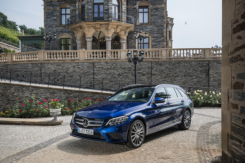 直列4気筒2.0リッターディーゼルエンジンを搭載する「C 220 d ステーションワゴン」。ボディサイズは4702×1810×1457mm（全長×全幅×全高）。最高出力は143kW（194PS）/3800rpm、最大トルクは400N・m/1600-2800rpm。0-100km/h加速は7.0秒、最高速は233km/h