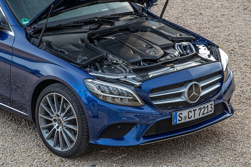 直列4気筒2.0リッターディーゼルエンジンを搭載する「C 220 d ステーションワゴン」。ボディサイズは4702×1810×1457mm（全長×全幅×全高）。最高出力は143kW（194PS）/3800rpm、最大トルクは400N・m/1600-2800rpm。0-100km/h加速は7.0秒、最高速は233km/h