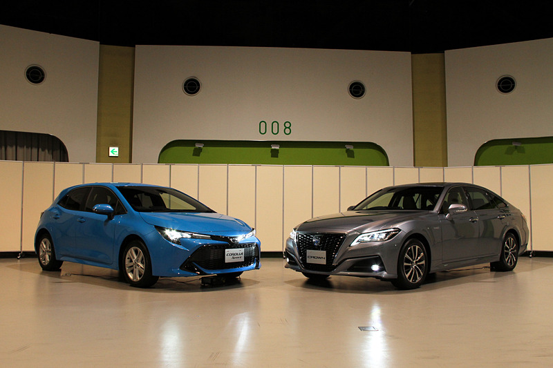 6月26日に同時発売された新型「クラウン」（右）と新型「カローラ スポーツ」（左）