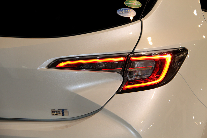 ワイド＆ローを強調するスタイルが特徴のカローラ スポーツのエクステリア。「HYBRID G“Z”」の足下は切削光輝＋ダークグレーメタリック塗装の18インチアルミホイールとダンロップ「SP SPORT MAXX 050」のコンビネーション