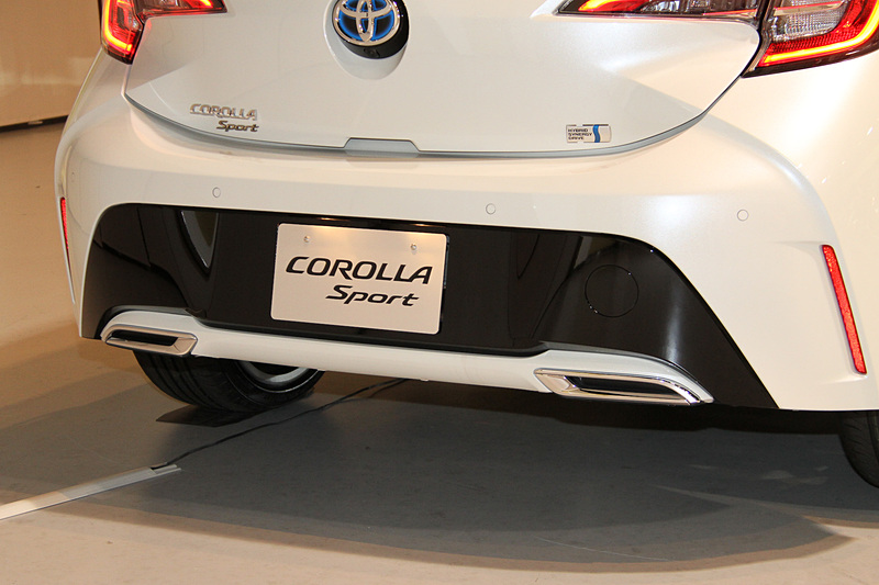 ワイド＆ローを強調するスタイルが特徴のカローラ スポーツのエクステリア。「HYBRID G“Z”」の足下は切削光輝＋ダークグレーメタリック塗装の18インチアルミホイールとダンロップ「SP SPORT MAXX 050」のコンビネーション