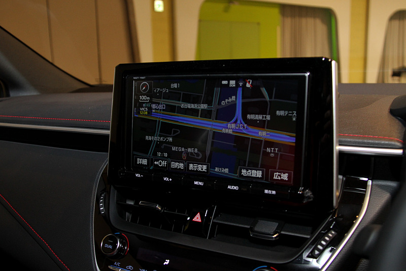 インテリアではインストルメントパネルの厚みを抑えてワイド化するとともに、室内空間をシルバー加飾とブラックパネル構成で統一。中央には7インチTFTマルチインフォメーションディスプレイをレイアウト。レッド/ブラックのコンビネーションシートはホールド性に優れるスポーツシート