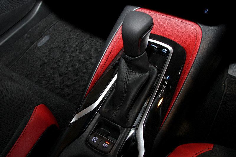 インテリアではインストルメントパネルの厚みを抑えてワイド化するとともに、室内空間をシルバー加飾とブラックパネル構成で統一。中央には7インチTFTマルチインフォメーションディスプレイをレイアウト。レッド/ブラックのコンビネーションシートはホールド性に優れるスポーツシート