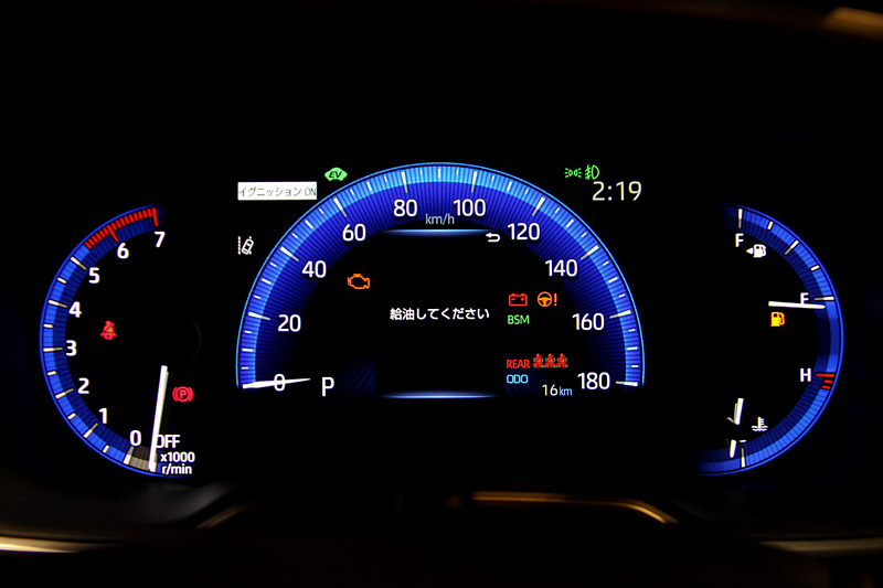 インテリアではインストルメントパネルの厚みを抑えてワイド化するとともに、室内空間をシルバー加飾とブラックパネル構成で統一。中央には7インチTFTマルチインフォメーションディスプレイをレイアウト。レッド/ブラックのコンビネーションシートはホールド性に優れるスポーツシート