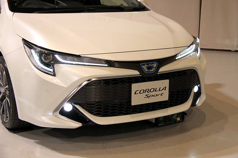 ワイド＆ローを強調するスタイルが特徴のカローラ スポーツのエクステリア。「HYBRID G“Z”」の足下は切削光輝＋ダークグレーメタリック塗装の18インチアルミホイールとダンロップ「SP SPORT MAXX 050」のコンビネーション