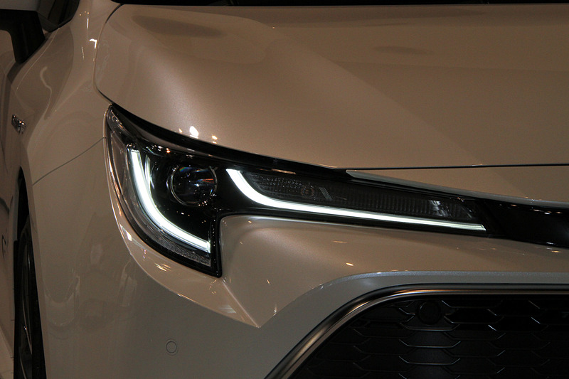 ワイド＆ローを強調するスタイルが特徴のカローラ スポーツのエクステリア。「HYBRID G“Z”」の足下は切削光輝＋ダークグレーメタリック塗装の18インチアルミホイールとダンロップ「SP SPORT MAXX 050」のコンビネーション