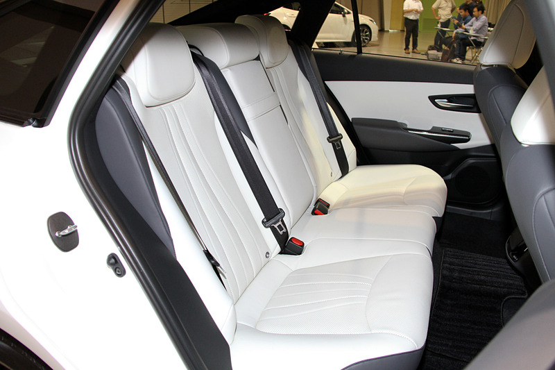 RSではドアグリップやセンターコンソールなどにカーボン調加飾があしらわれる