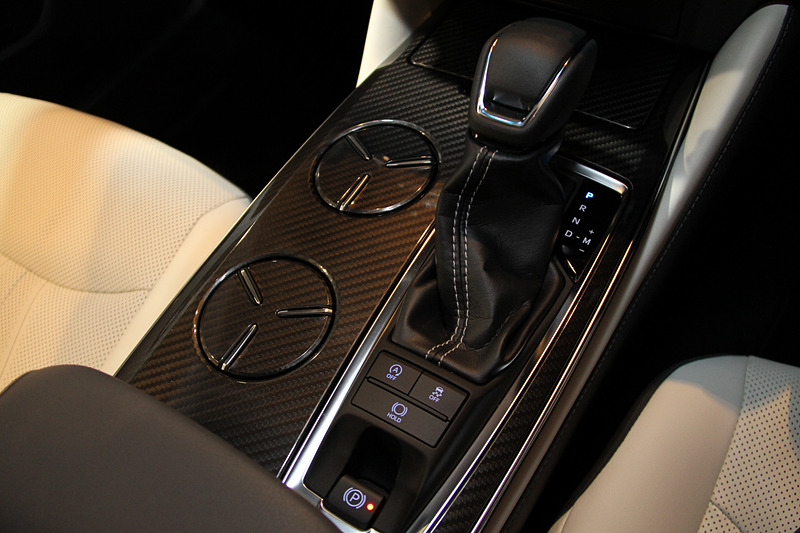 RSではドアグリップやセンターコンソールなどにカーボン調加飾があしらわれる