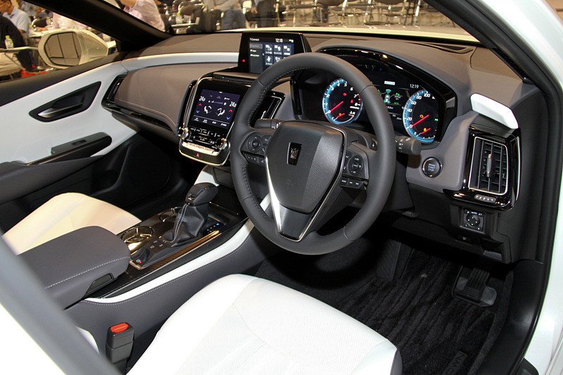 RSではドアグリップやセンターコンソールなどにカーボン調加飾があしらわれる