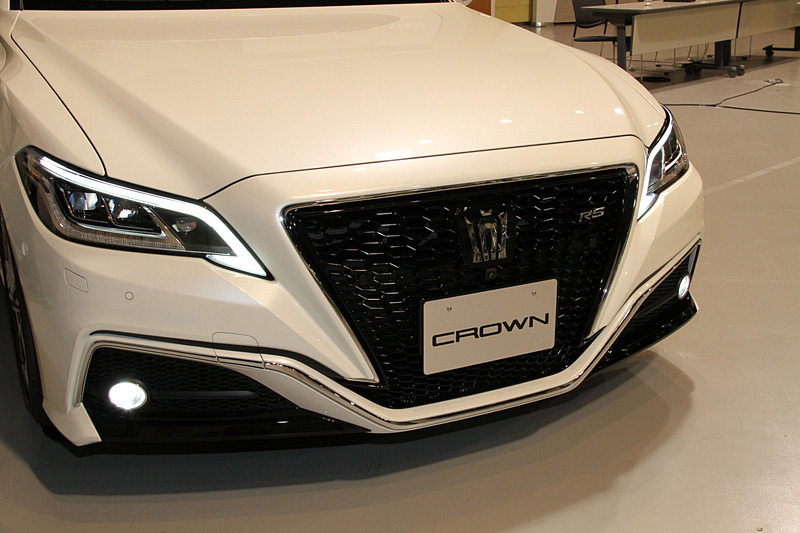 エクステリアではロングノーズのFRらしいプロポーションに6ライトウィンドウを組み合わせる。足下はRS専用の18インチアルミホイール（スパッタリング塗装）にブリヂストン「レグノ」（225/45 R18）の組み合わせ。このほかフロントスタビライザー、リニアソレノイド式AVS、リアスポイラーもRS専用装備になる