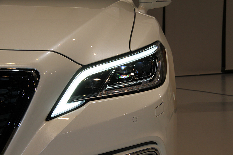 エクステリアではロングノーズのFRらしいプロポーションに6ライトウィンドウを組み合わせる。足下はRS専用の18インチアルミホイール（スパッタリング塗装）にブリヂストン「レグノ」（225/45 R18）の組み合わせ。このほかフロントスタビライザー、リニアソレノイド式AVS、リアスポイラーもRS専用装備になる