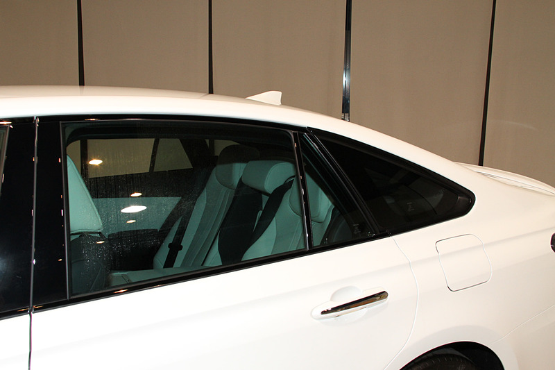 エクステリアではロングノーズのFRらしいプロポーションに6ライトウィンドウを組み合わせる。足下はRS専用の18インチアルミホイール（スパッタリング塗装）にブリヂストン「レグノ」（225/45 R18）の組み合わせ。このほかフロントスタビライザー、リニアソレノイド式AVS、リアスポイラーもRS専用装備になる