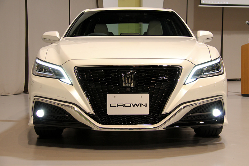 エクステリアではロングノーズのFRらしいプロポーションに6ライトウィンドウを組み合わせる。足下はRS専用の18インチアルミホイール（スパッタリング塗装）にブリヂストン「レグノ」（225/45 R18）の組み合わせ。このほかフロントスタビライザー、リニアソレノイド式AVS、リアスポイラーもRS専用装備になる