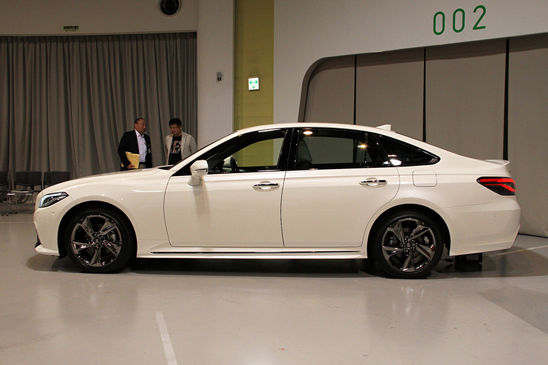 直列4気筒DOHC 2.0リッター直噴ターボ「8AR-FTS」型エンジンを搭載するRSグレードの新型クラウン。ボディサイズは4910×1800×1455mm（全長×全幅×全高）、ホイールベースは2920mm