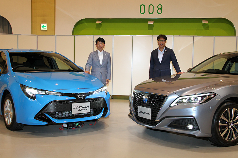 新型クラウンのチーフエンジニアである秋山晃氏（右）、新型カローラ スポーツのチーフエンジニアである小西良樹氏（左）が登壇して各モデルのプレゼンテーションを行なった