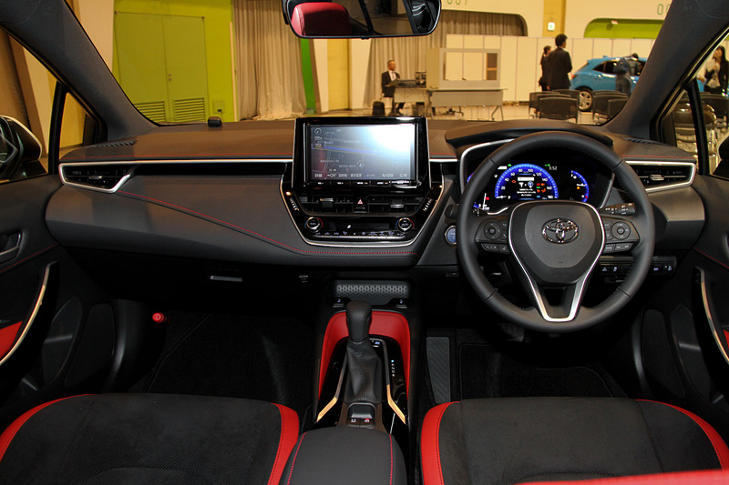 インテリアではインストルメントパネルの厚みを抑えてワイド化するとともに、室内空間をシルバー加飾とブラックパネル構成で統一。中央には7インチTFTマルチインフォメーションディスプレイをレイアウト。レッド/ブラックのコンビネーションシートはホールド性に優れるスポーツシート