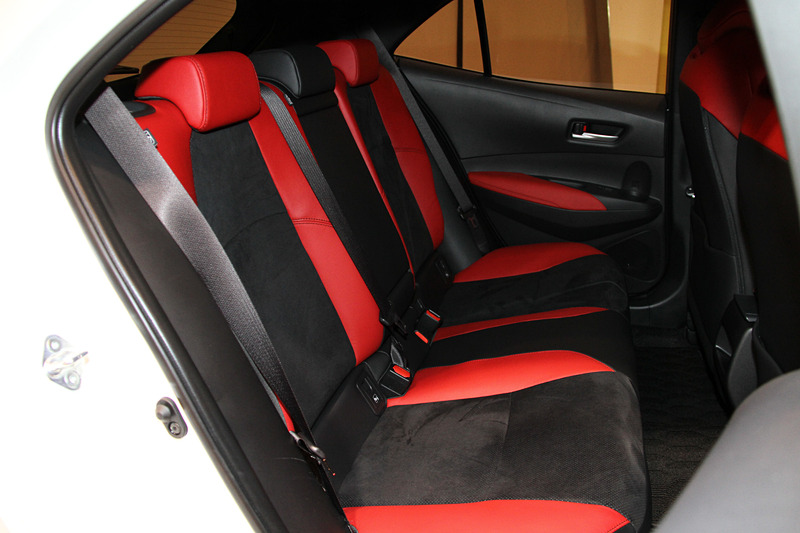 インテリアではインストルメントパネルの厚みを抑えてワイド化するとともに、室内空間をシルバー加飾とブラックパネル構成で統一。中央には7インチTFTマルチインフォメーションディスプレイをレイアウト。レッド/ブラックのコンビネーションシートはホールド性に優れるスポーツシート
