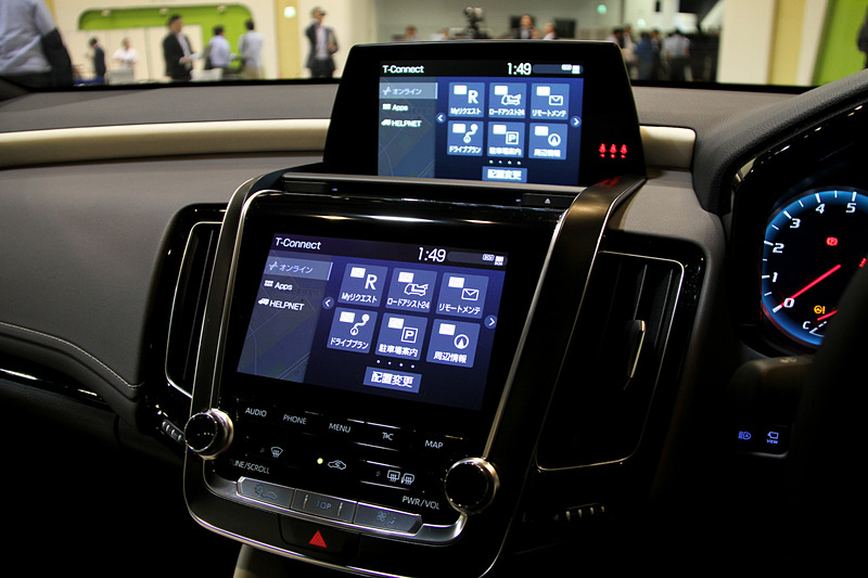 インテリアでは上部の8インチと下部の7インチディスプレイが連携する新開発の「ダブルディスプレイ」を採用