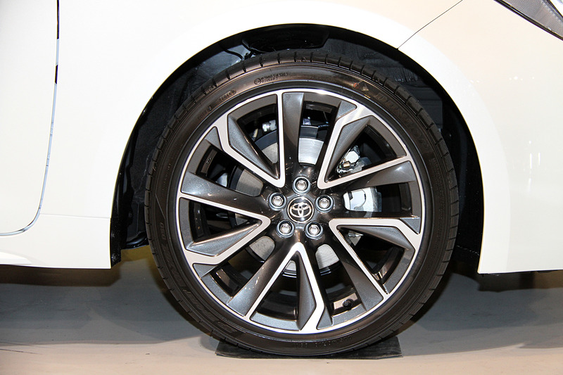 ワイド＆ローを強調するスタイルが特徴のカローラ スポーツのエクステリア。「HYBRID G“Z”」の足下は切削光輝＋ダークグレーメタリック塗装の18インチアルミホイールとダンロップ「SP SPORT MAXX 050」のコンビネーション