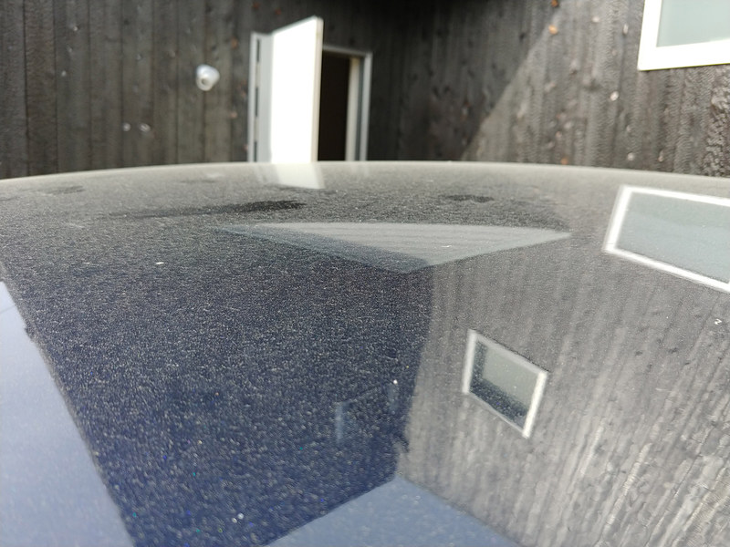 ルーフやボンネットに降り積もった花粉などなど。ずっと洗車をサボっていたせいで、汚れが定着しつつあるような……