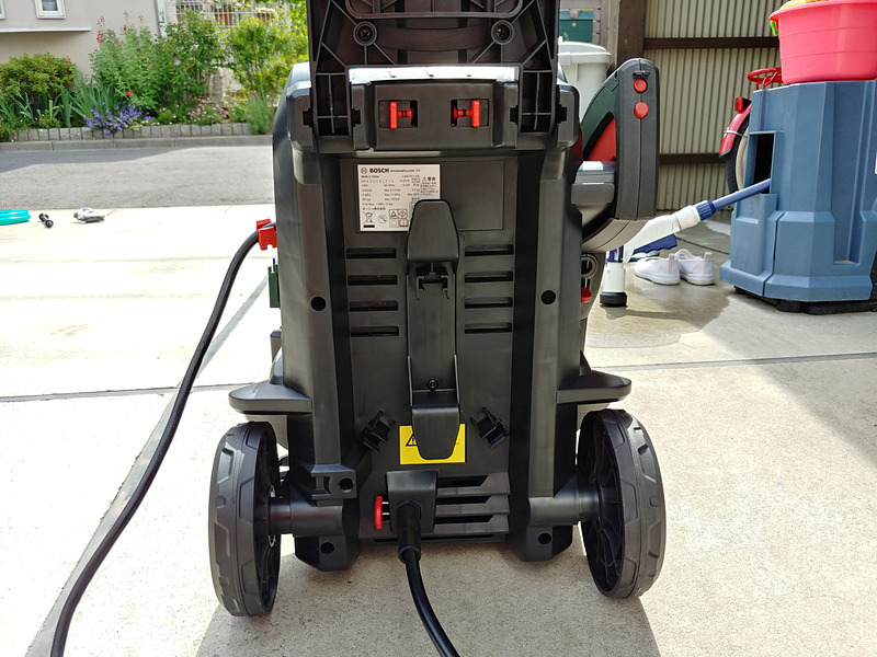 本体背面に、ガンから延びる高圧ホースを接続