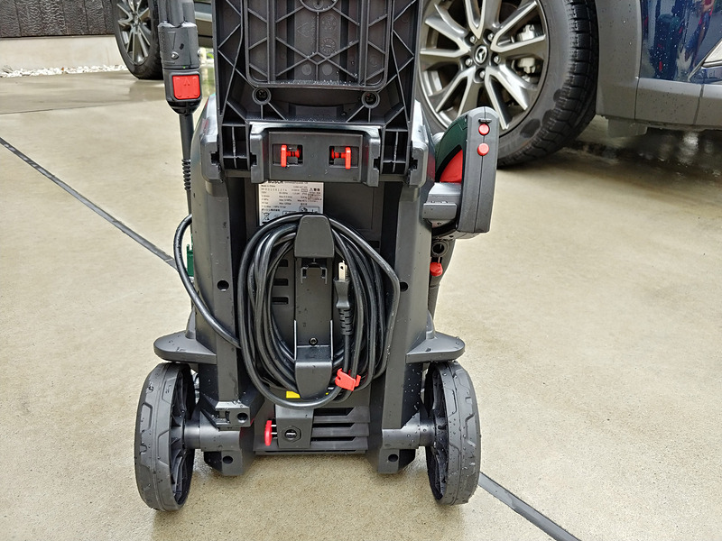 使用後はこんな風にケーブル、ホース類を収納してコンパクトに片付けられる