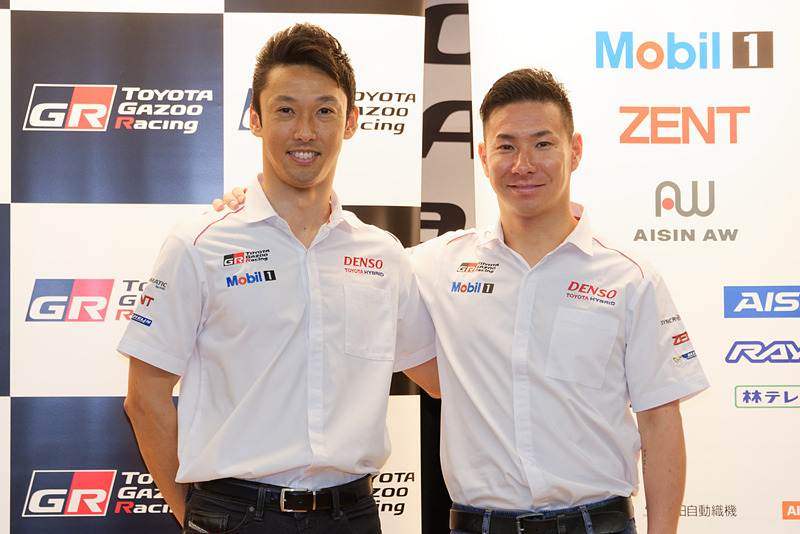 ル・マン24時間レースで1-2フィニッシュを果たした中嶋一貴選手（左）と小林可夢偉選手（右）