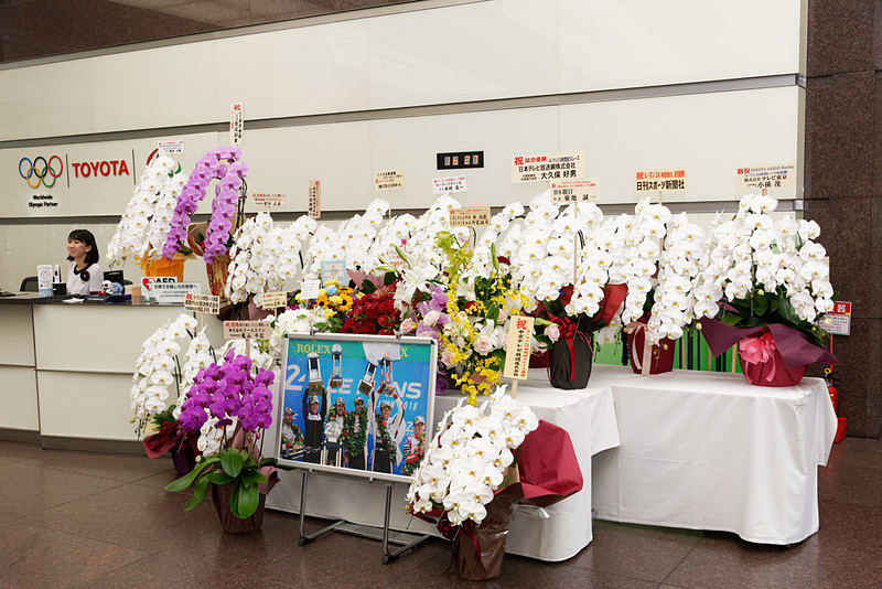 トヨタ自動車 東京本社の受付には、ル・マン24時間レースの勝利を祝う花が各社から届いていた。展示車両は2017年型のTS050-HYBRID