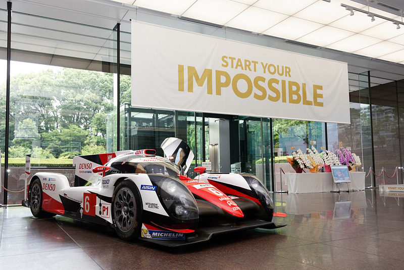 トヨタ自動車 東京本社の受付には、ル・マン24時間レースの勝利を祝う花が各社から届いていた。展示車両は2017年型のTS050-HYBRID