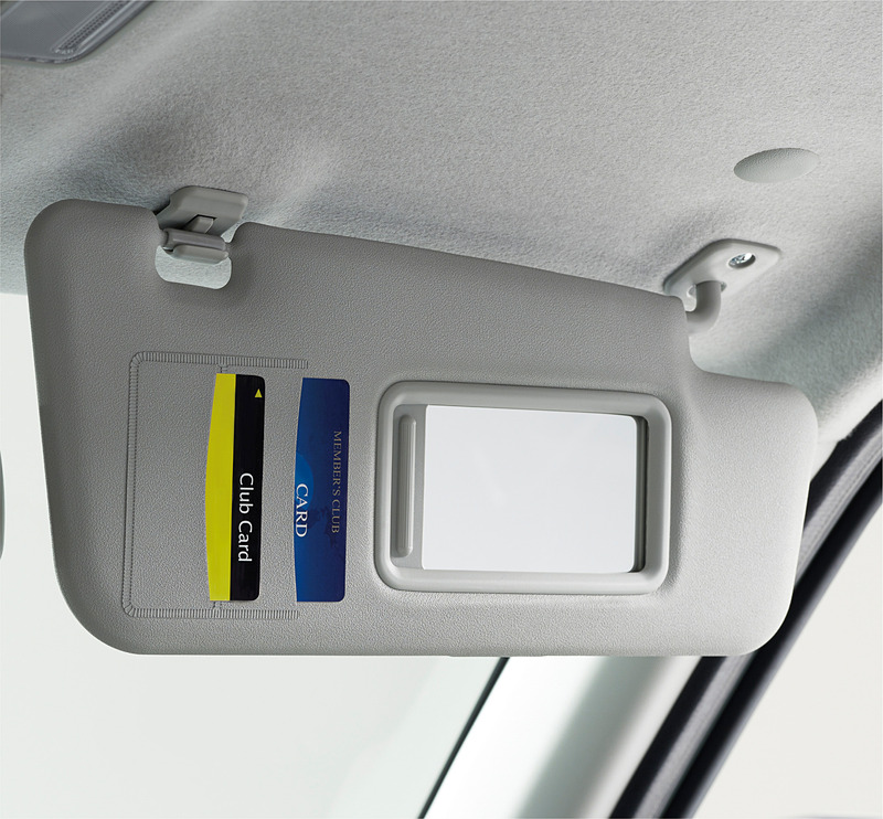 バニティミラー付のサンバイザーをX“SA III”とG“SA III”に採用