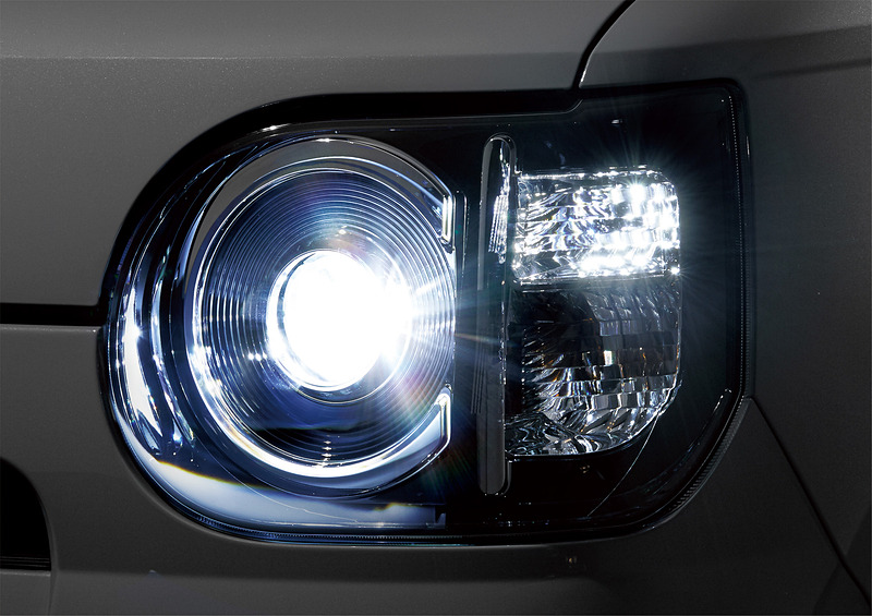 視認性の高い「Bi-Angle LEDヘッドライト（マニュアルレベリング機能付）」を全車標準装備
