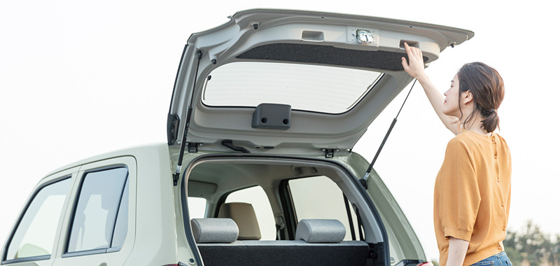 爪の長い女性でも操作しやすいように、バックドアオープナーはスイッチ式を採用