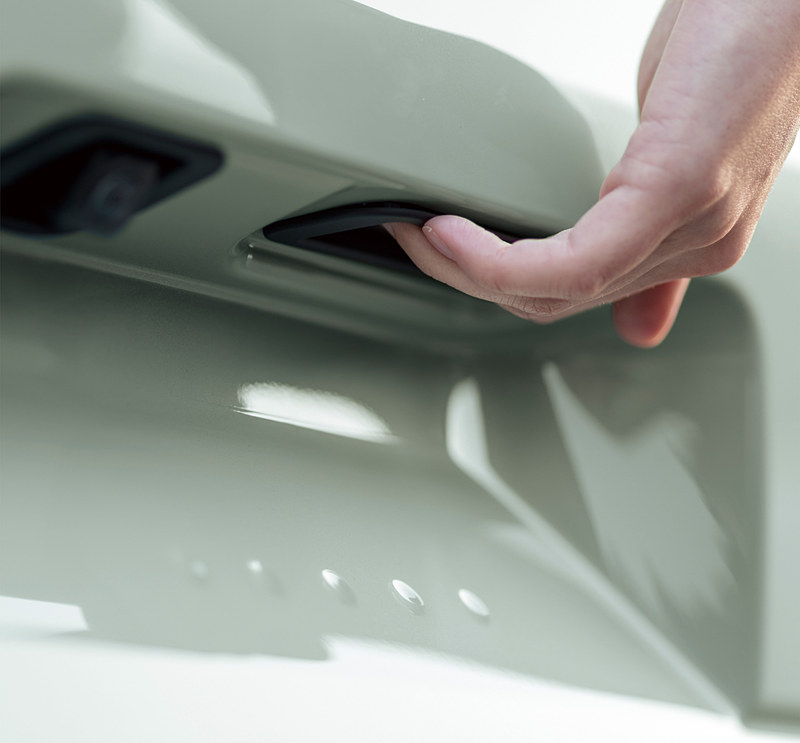 爪の長い女性でも操作しやすいように、バックドアオープナーはスイッチ式を採用